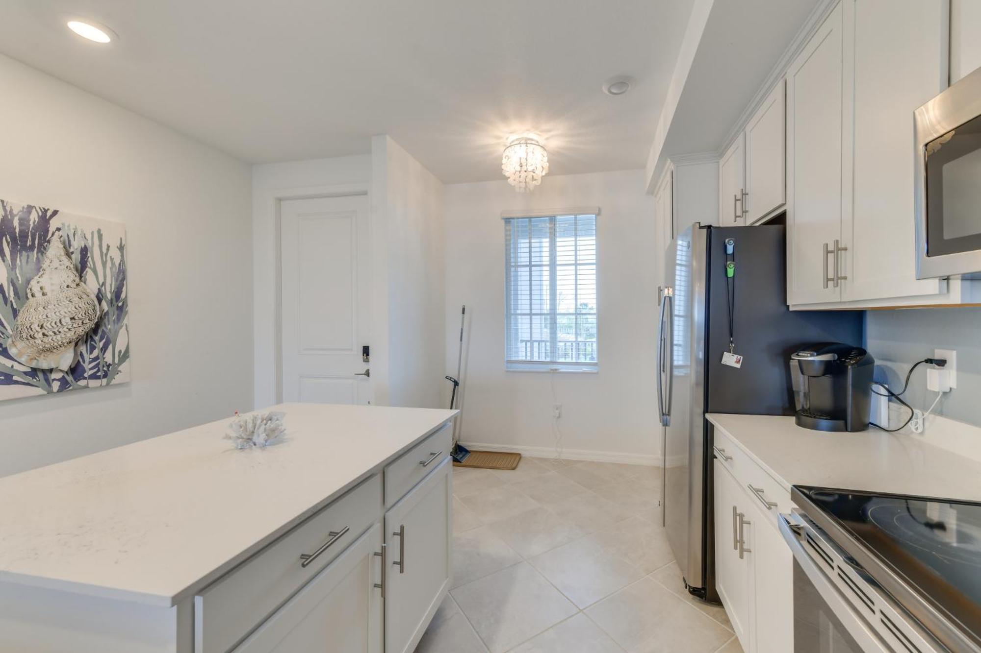Apartment Balcony And Golf Course View With Perks! *