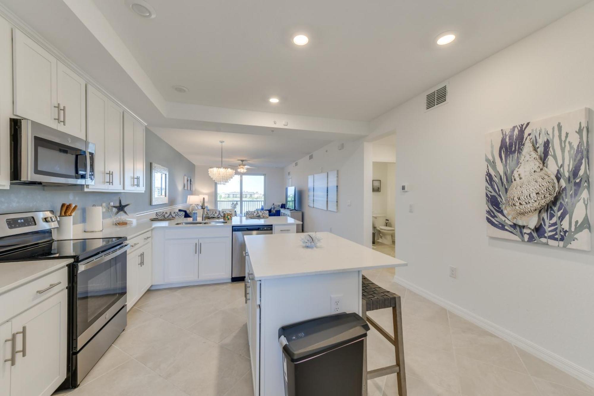 Balcony And Golf Course View With Perks! Apartment *
